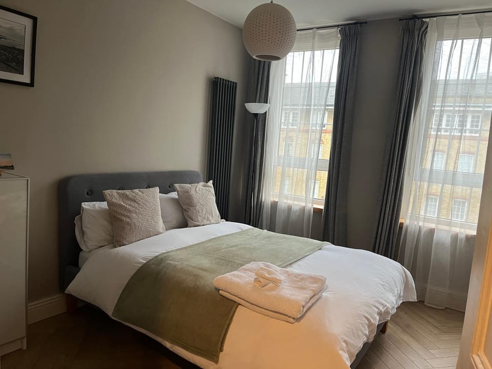 Two Bedroom Riverside Apartment in Rotherhithe Village Apartment in London Borough of Southwark
