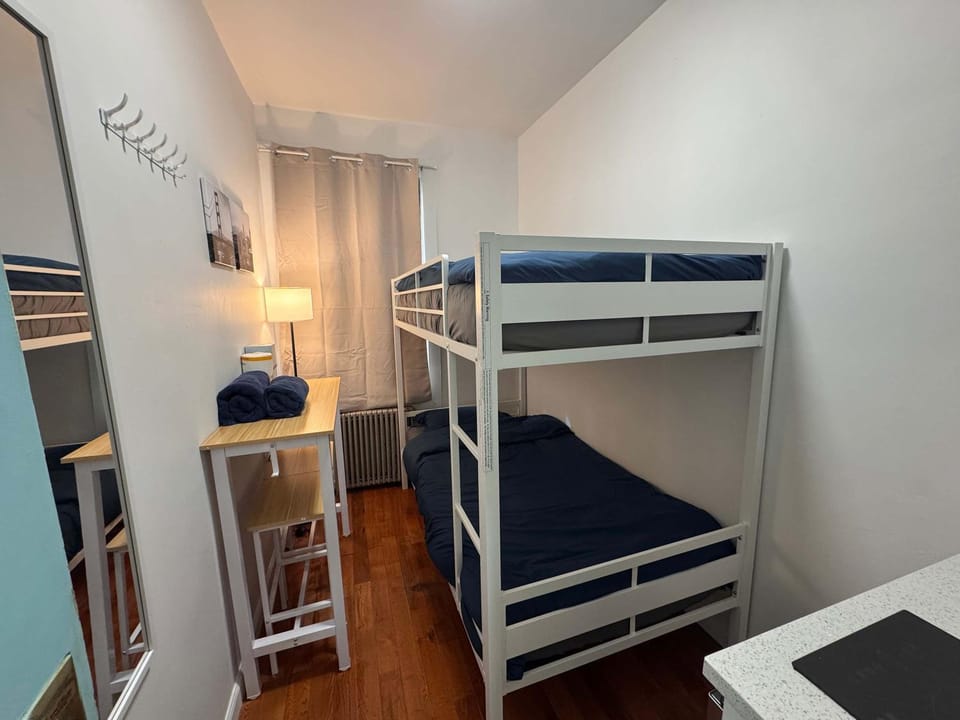 Room in Chelsea 2 with Kitchen - Shared Bathroom -5th Floor Walk-UP Apartment in Midtown