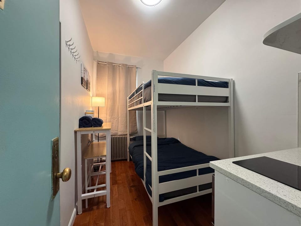 Room in Chelsea 2 with Kitchen - Shared Bathroom -5th Floor Walk-UP Apartment in Midtown