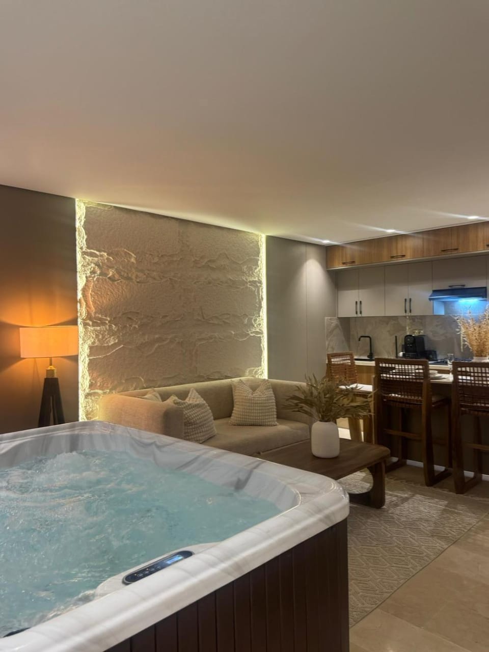 Hot Tub, Hot Tub, Kitchen or kitchenette, Living room, Seating area