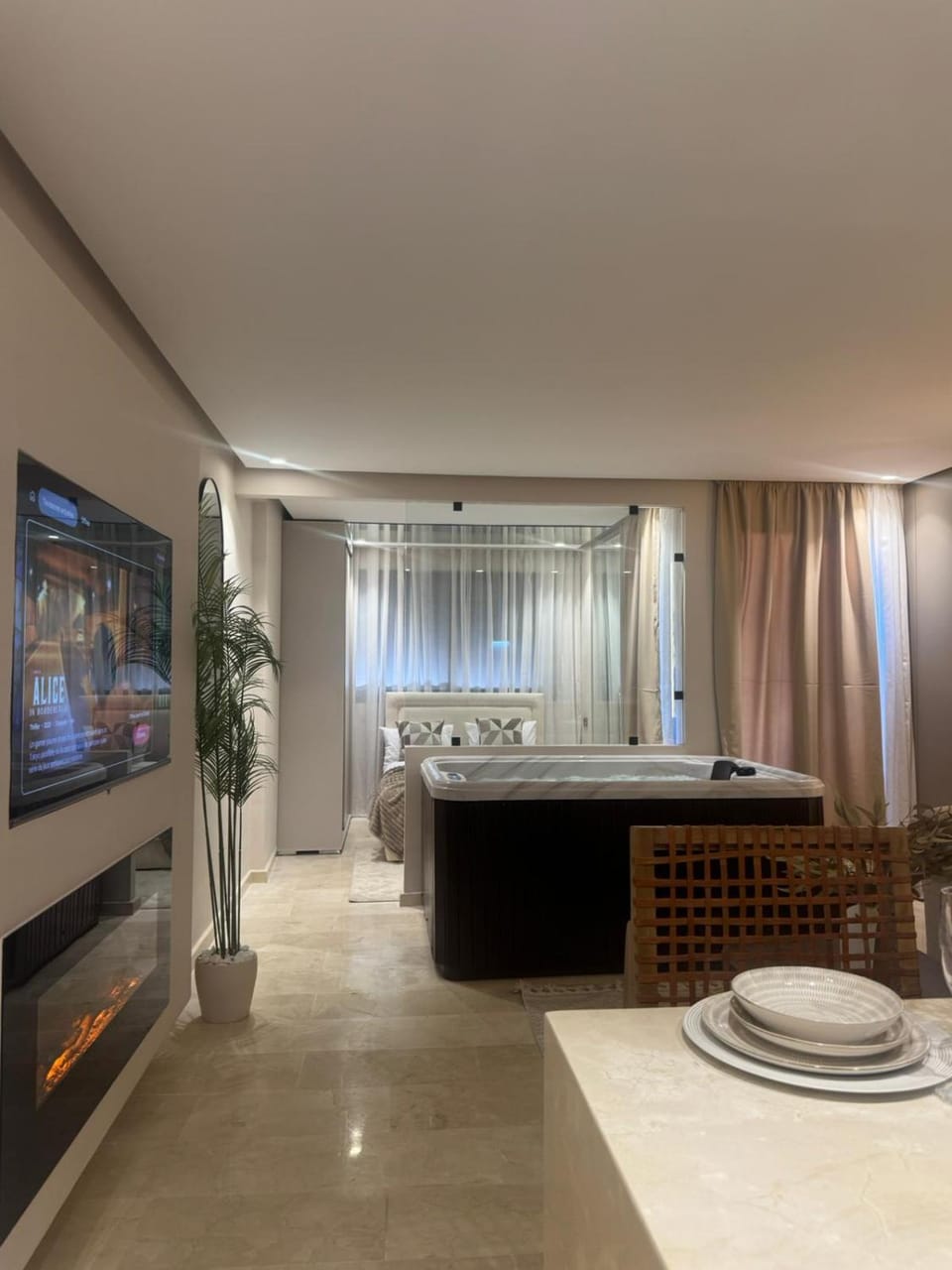Hot Tub, TV and multimedia, Living room, Photo of the whole room, Bedroom, fireplace