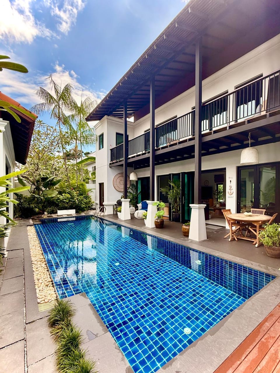 Property building, Patio, Day, Pool view, Swimming pool, sunbed