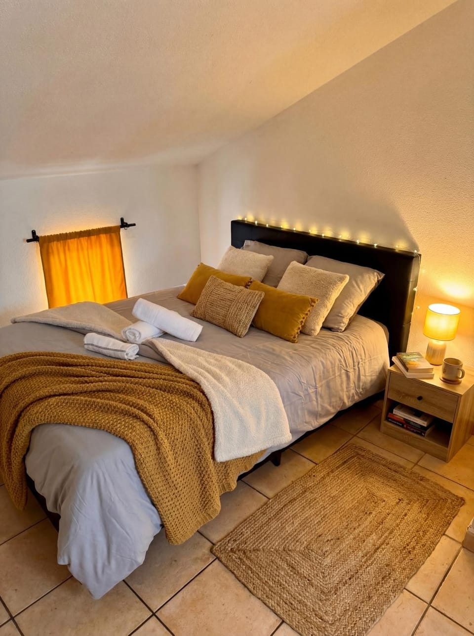 Bed, Bedroom, towels