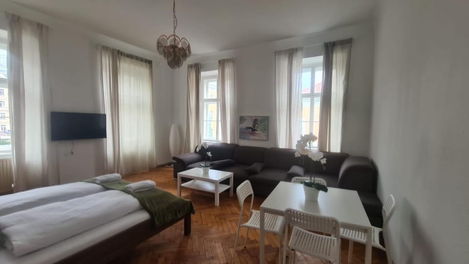 Bed, TV and multimedia, Living room, Photo of the whole room, Seating area, Bedroom, towels