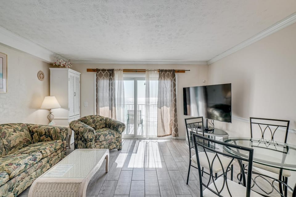 Walk to Pools & Outdoor Bar! Oceanfront PCB Gem House in Panama City Beach