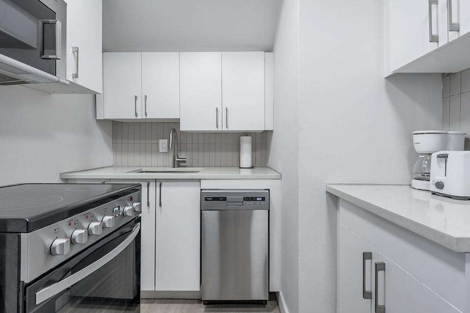 Coffee/tea facilities, Kitchen or kitchenette, dishwasher, oven, pet friendly, stove, toaster