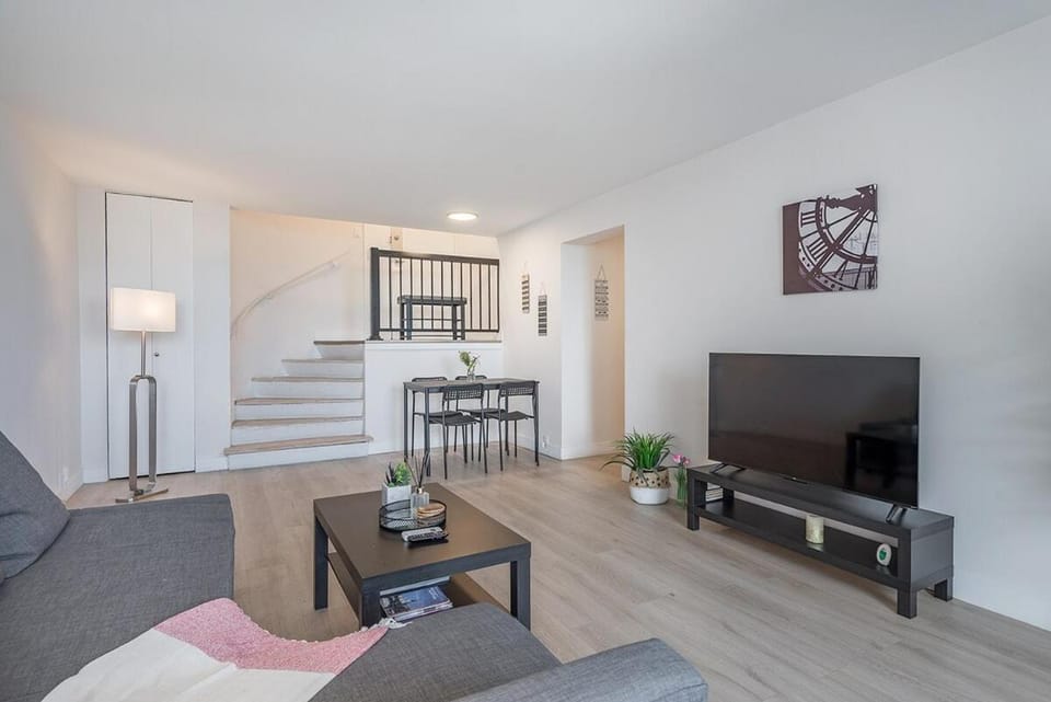 TV and multimedia, Kitchen or kitchenette, Living room, Seating area