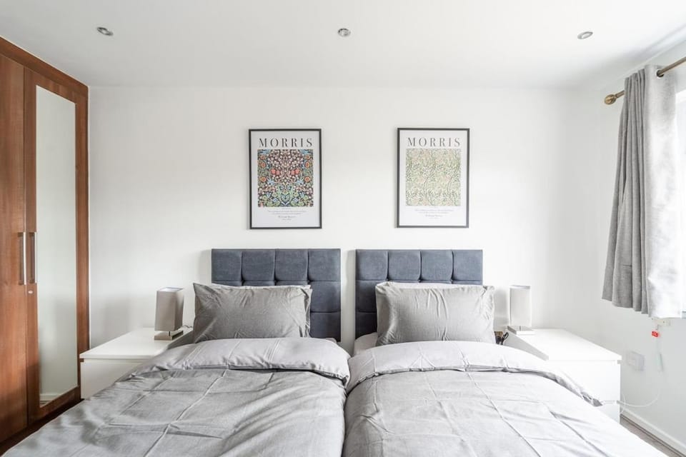 Karazo LTD - Luxurious contractor and family friendly 4 bedroom in Croydon with Parking House in Croydon