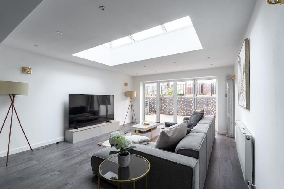 Karazo LTD - Luxurious contractor and family friendly 4 bedroom in Croydon with Parking House in Croydon