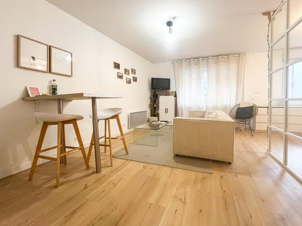 Charmant studio cœur de ville tout confort avec parking - 2 personnes Apartment in Angers