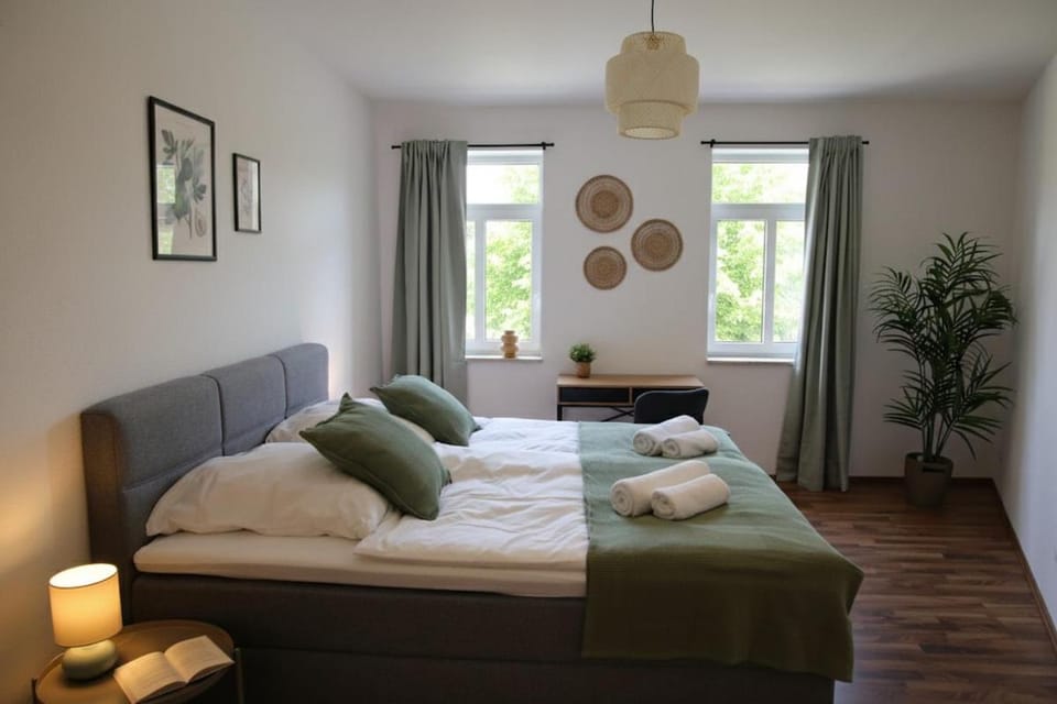 Bed, Photo of the whole room, Seating area, Bedroom, towels