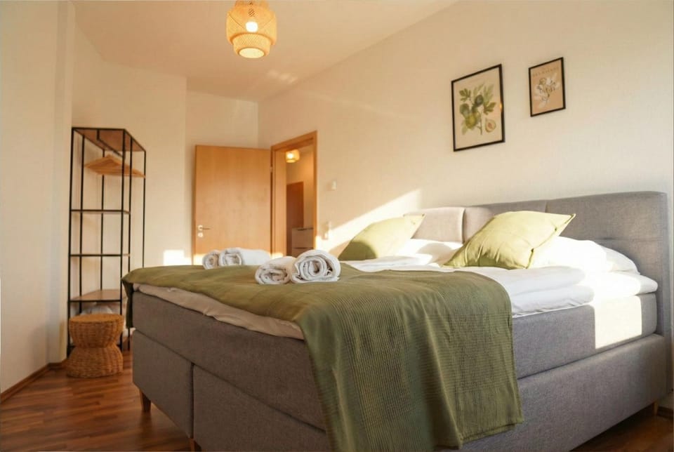 Bed, Photo of the whole room, Bedroom, towels