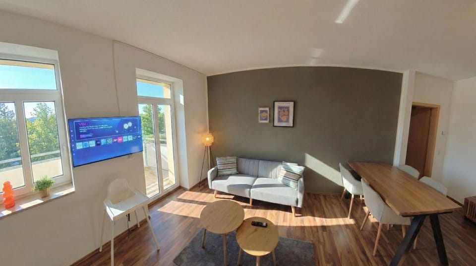 TV and multimedia, Living room, Seating area, Dining area