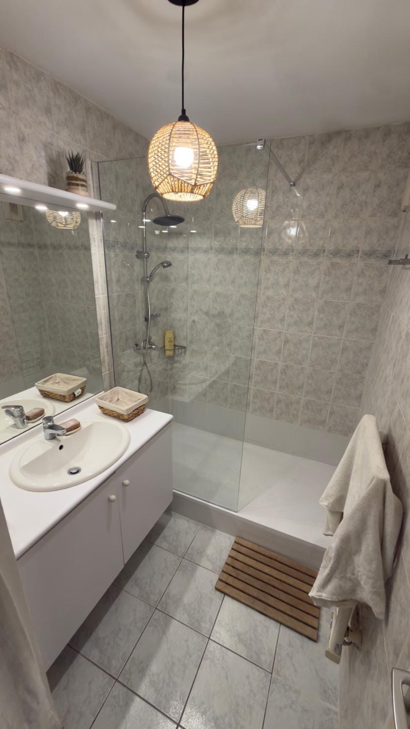 Shower, Bathroom, Bath, towels