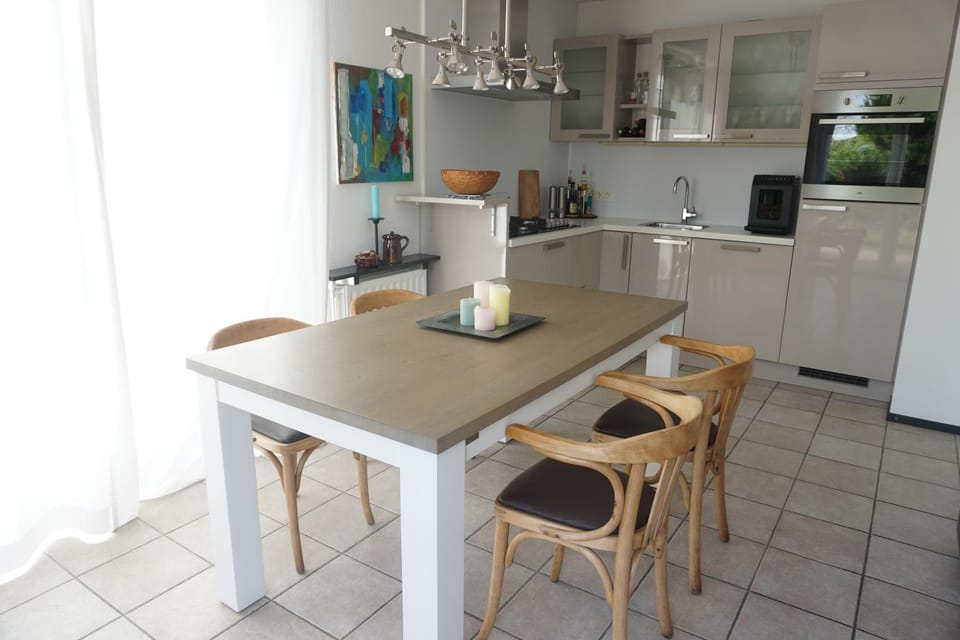 Coffee/tea facilities, Kitchen or kitchenette, Dining area, dishwasher, oven, stove