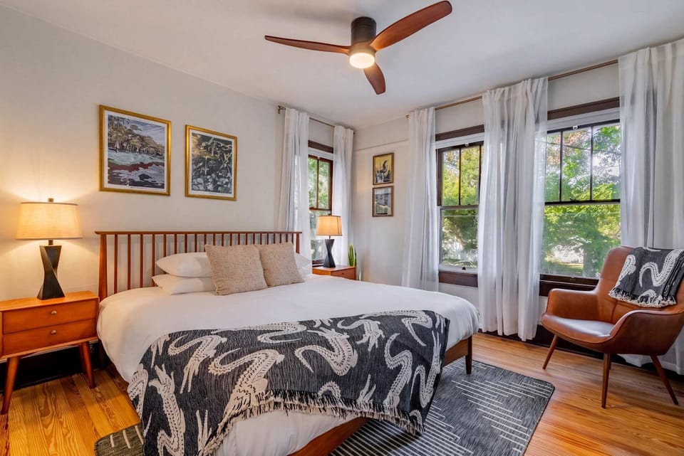 Sanctuary on 3rd - Walk to UF , Parking , Grill House in Gainesville