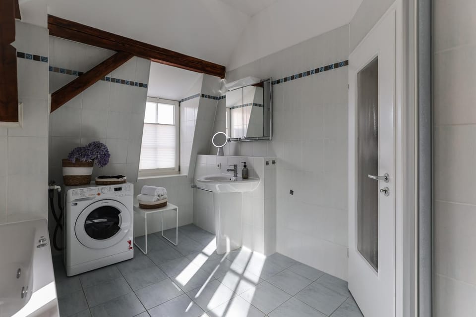 Bathroom, Kitchen or kitchenette, washing machine, dryer