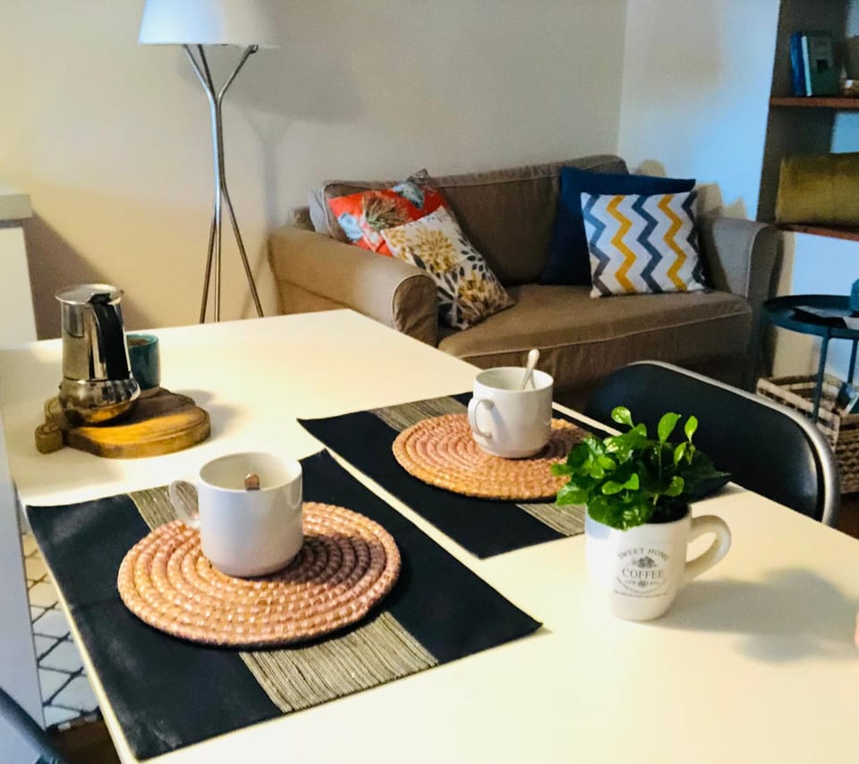 Living room, Food and drinks, Seating area, Dining area, Food