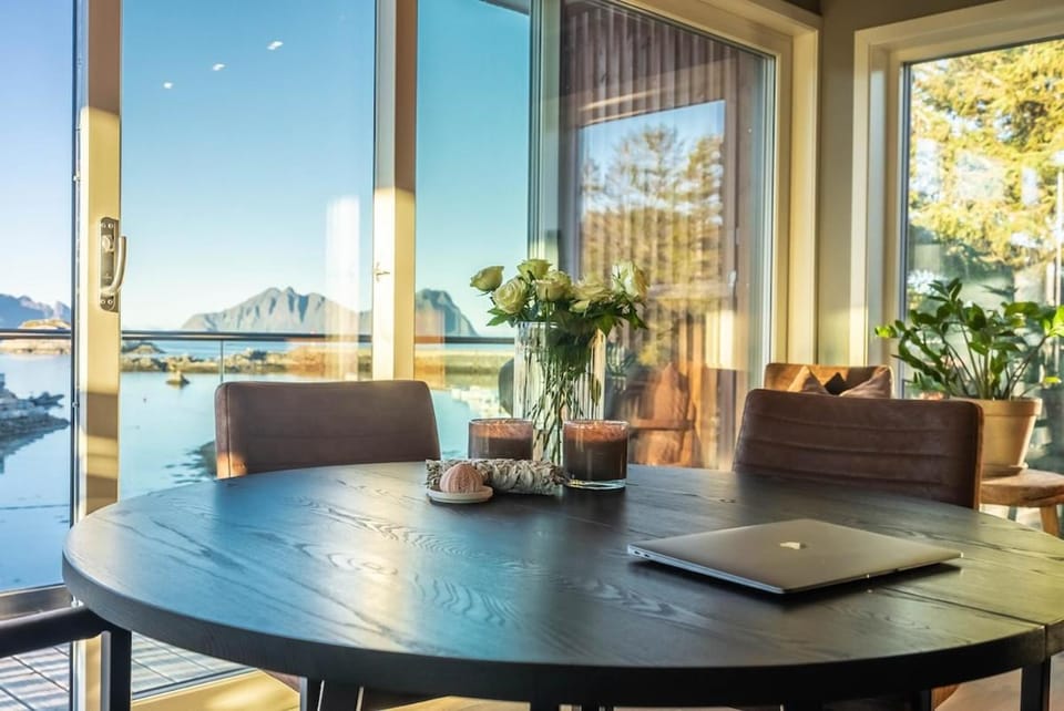 Day, Natural landscape, Living room, Seating area, Dining area, Sea view