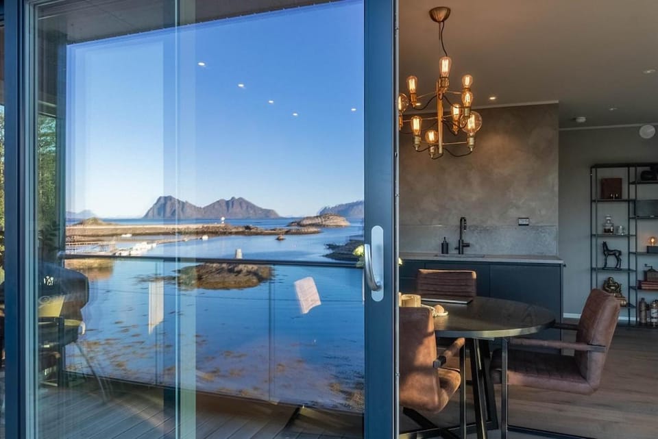 Day, Natural landscape, Living room, Seating area, Dining area, Lake view, Mountain view, Sea view