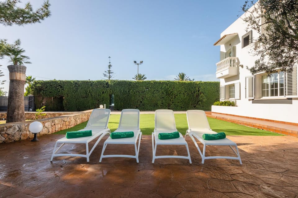 Property building, Swimming pool, sunbed