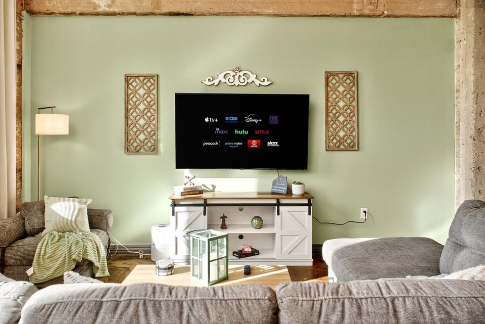 The Magnolia - Farmhouse Loft - Sleeps 10 - Valet Apartment in Dallas
