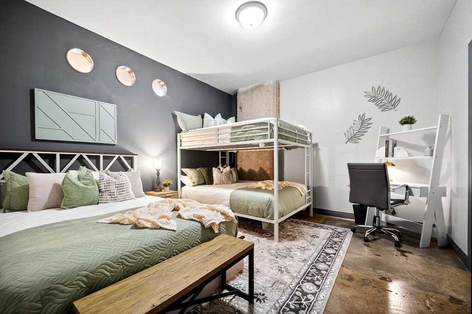 The Magnolia - Farmhouse Loft - Sleeps 10 - Valet Apartment in Dallas