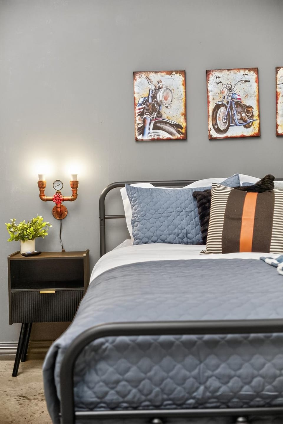 Industrial Loft - Sleeps 10 - FREE Valet Apartment in Dallas