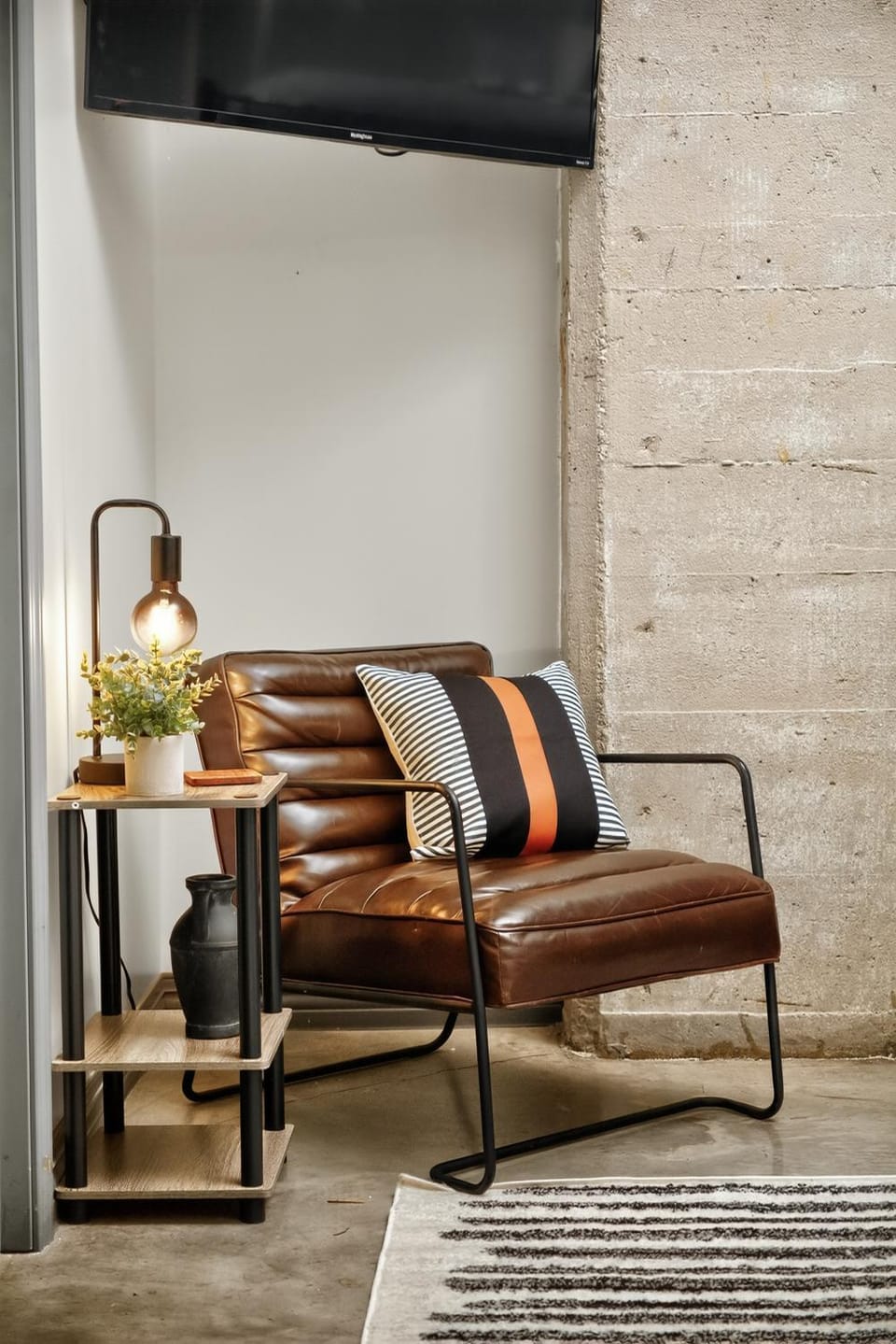 Industrial Loft - Sleeps 10 - FREE Valet Apartment in Dallas