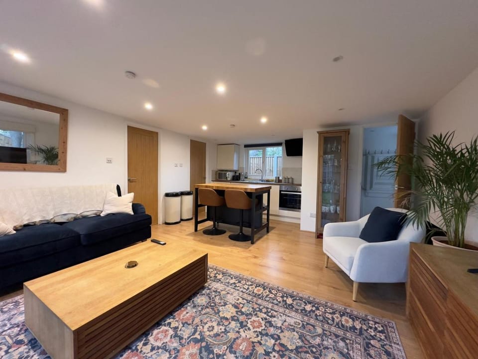 TV and multimedia, Kitchen or kitchenette, Living room, Seating area, Dining area