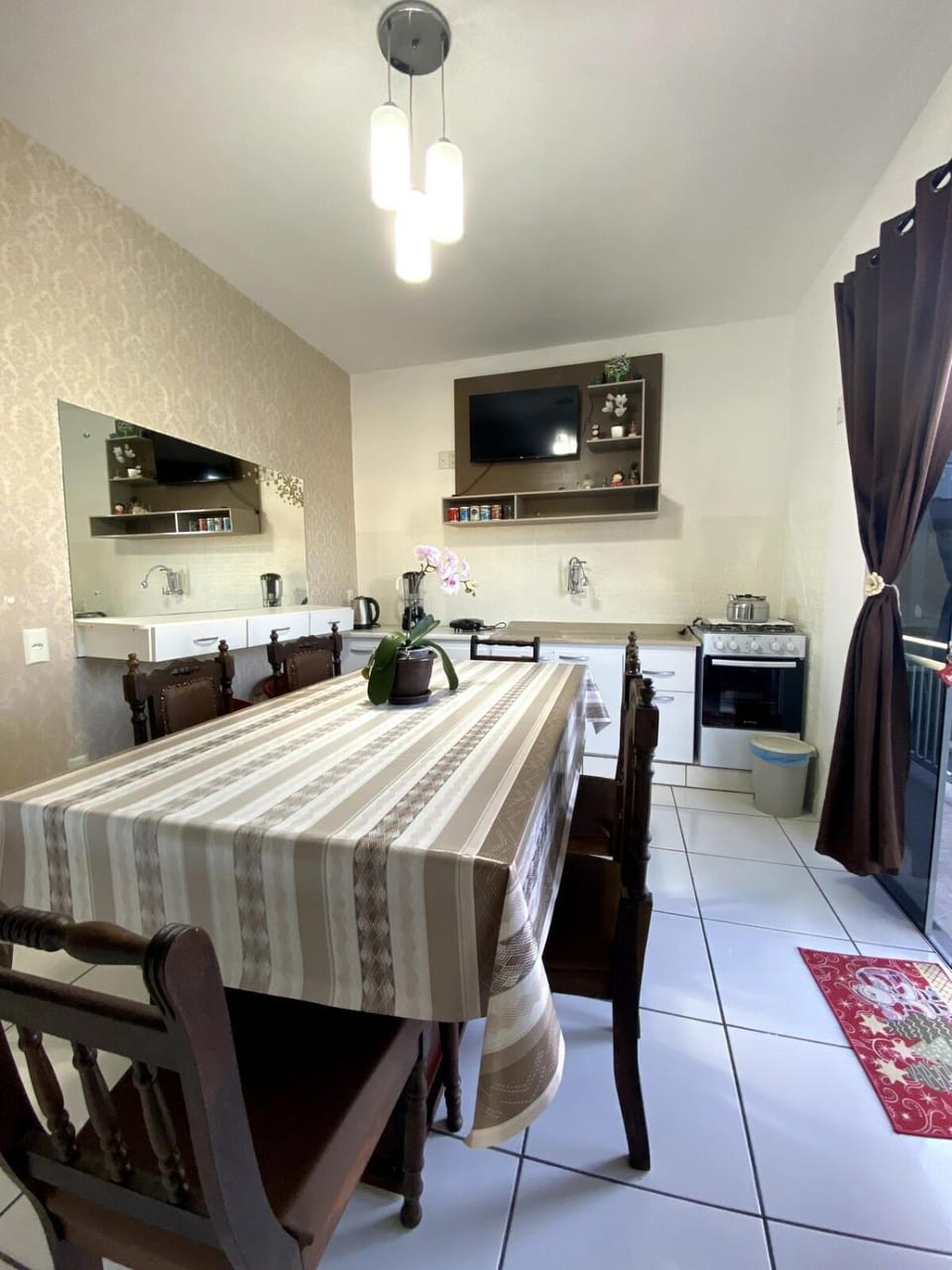 TV and multimedia, Kitchen or kitchenette, Dining area, stove