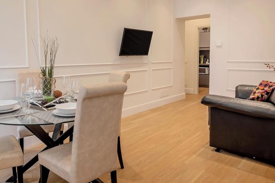 TV and multimedia, Living room, Seating area, Dining area, Evening entertainment