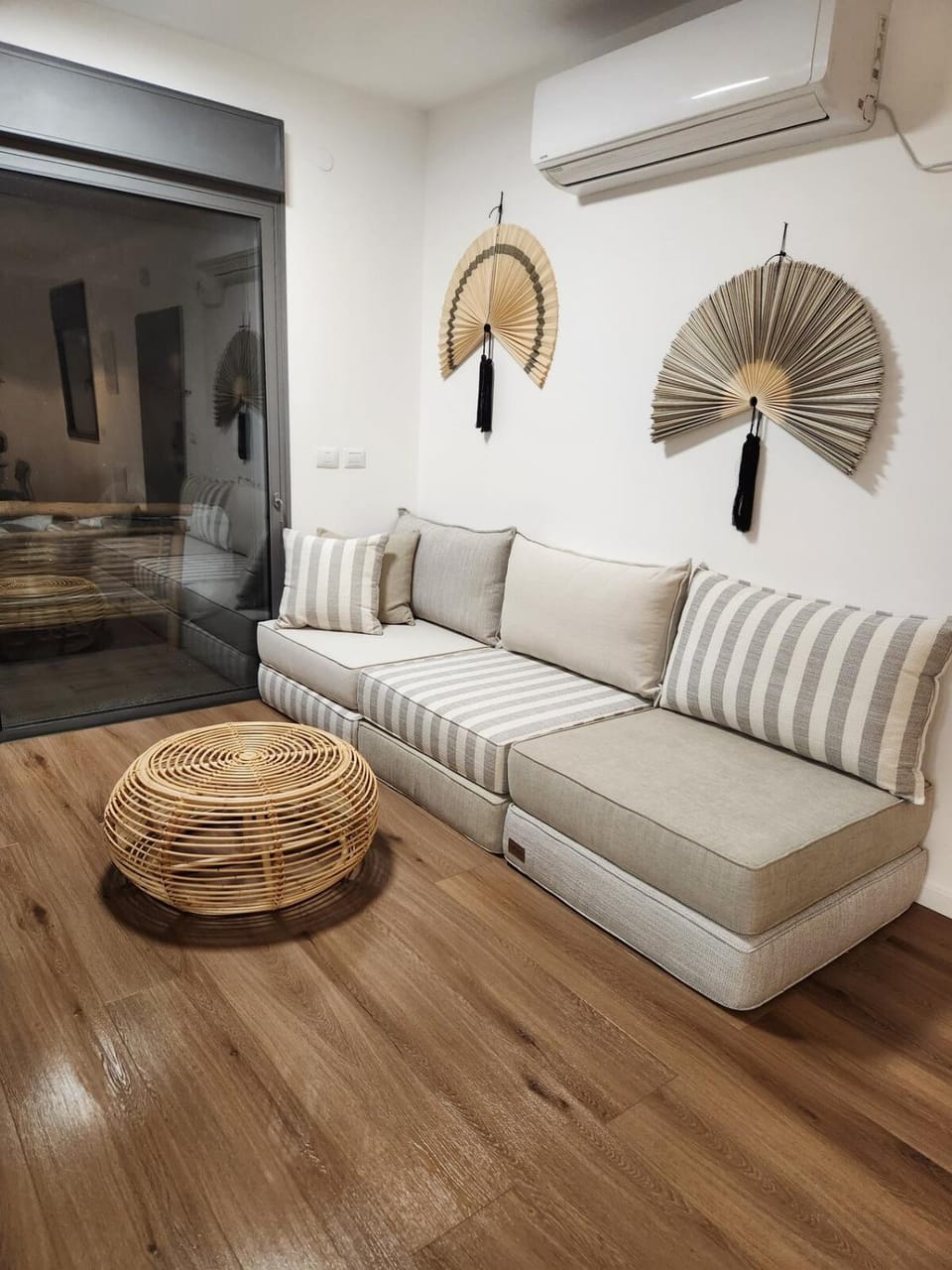 Living room, Seating area, air conditioner