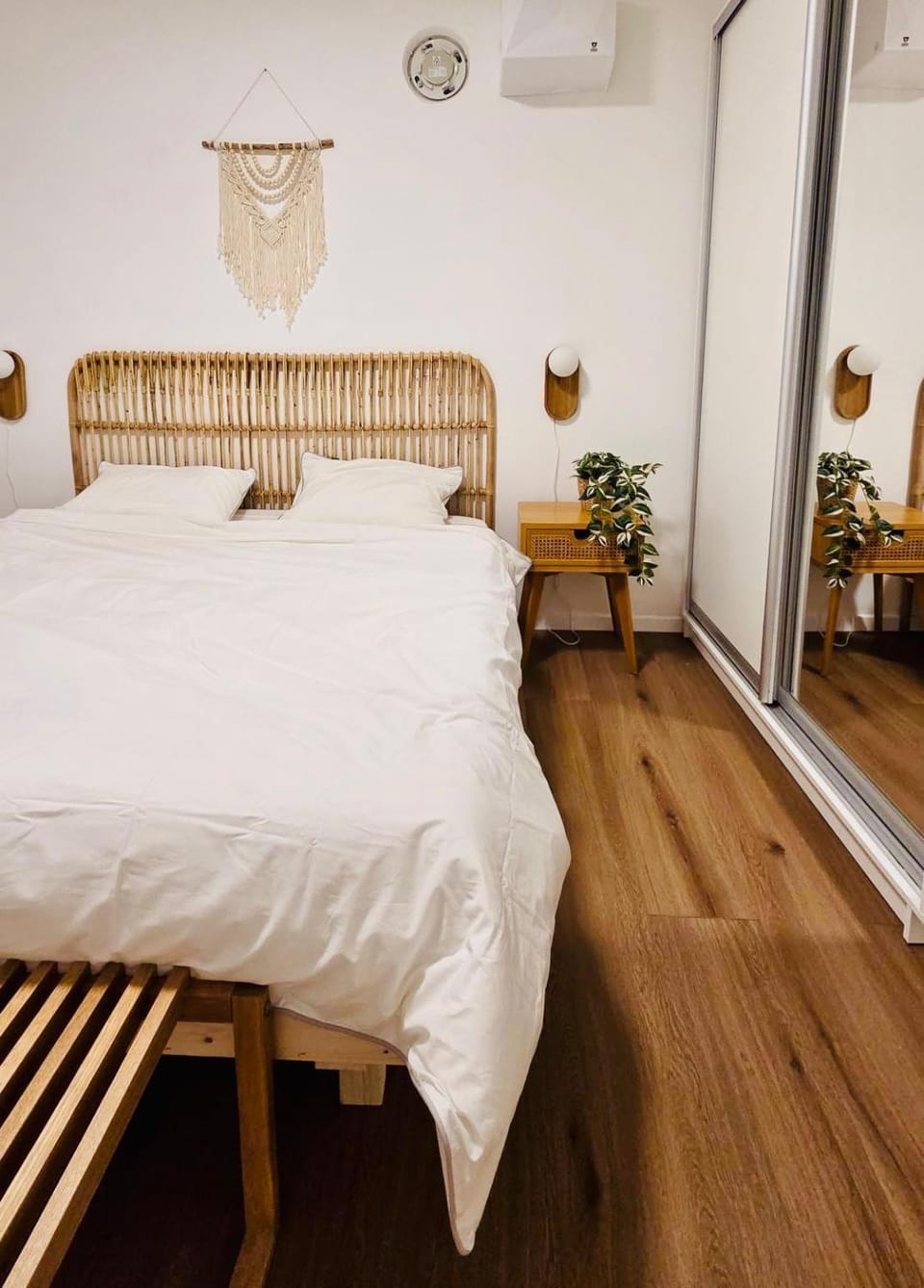 Bed, Bedroom, air conditioner
