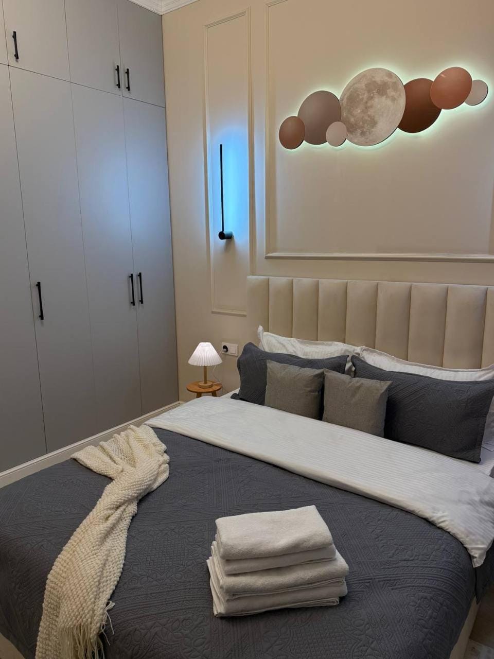 Photo of the whole room, Bedroom, wardrobe
