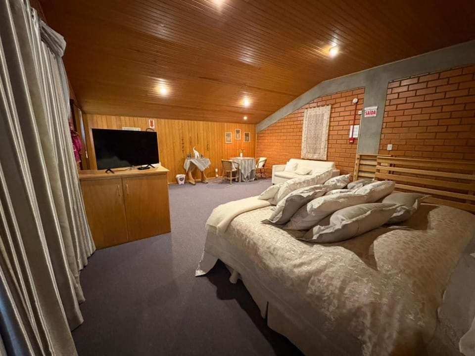 Photo of the whole room, Seating area
