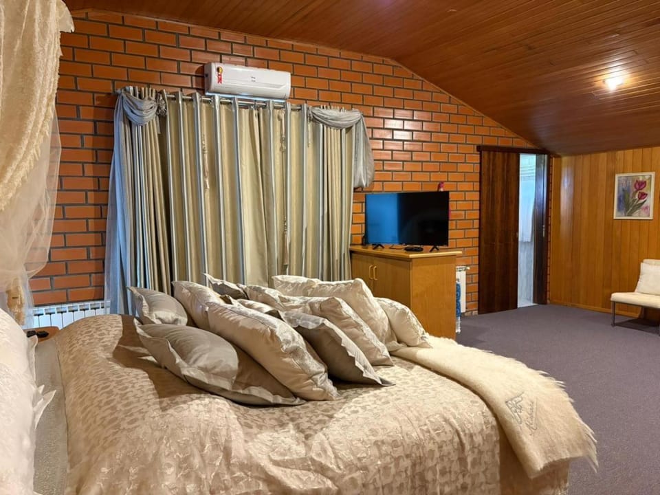 Communal lounge/ TV room, Bed, Evening entertainment, air conditioner