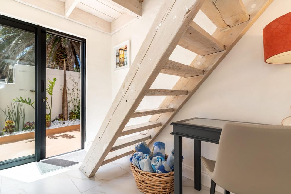Stunning Ocean and Mountain Views, Heated Mini Pool - Villa Iparadesi Camps Bay Villa in Camps Bay