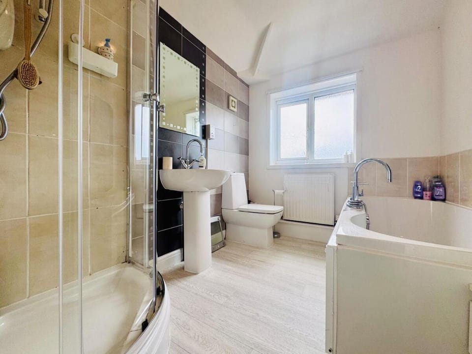 Shower, Toilet, Bathroom, Bath