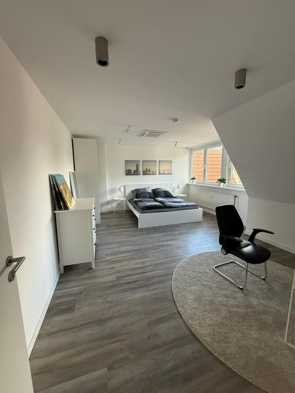 Bed, Photo of the whole room, Bedroom