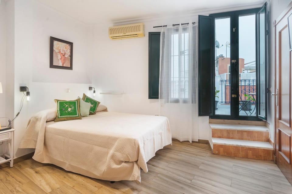 Photo of the whole room, Bedroom, air conditioner