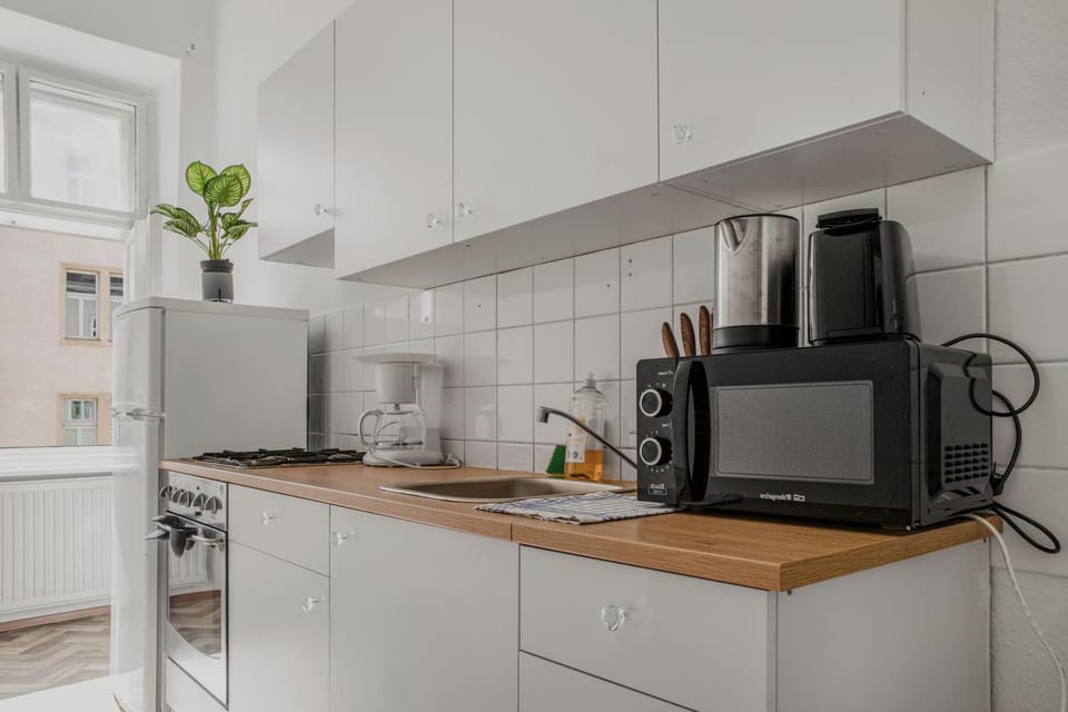 Coffee/tea facilities, Kitchen or kitchenette, stove