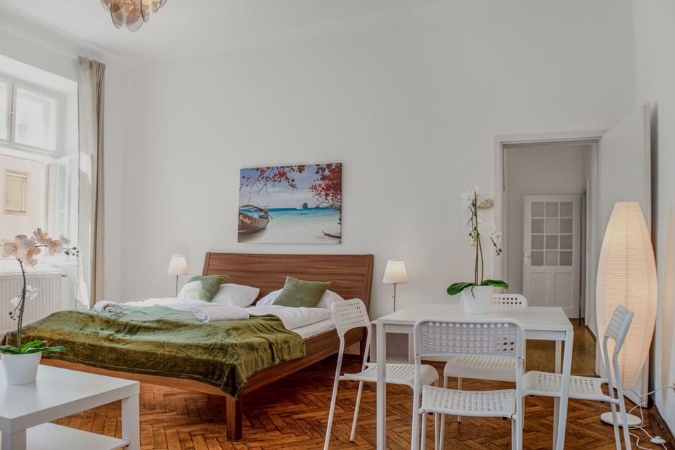 Property building, Bed, Seating area, Dining area, Bedroom, towels