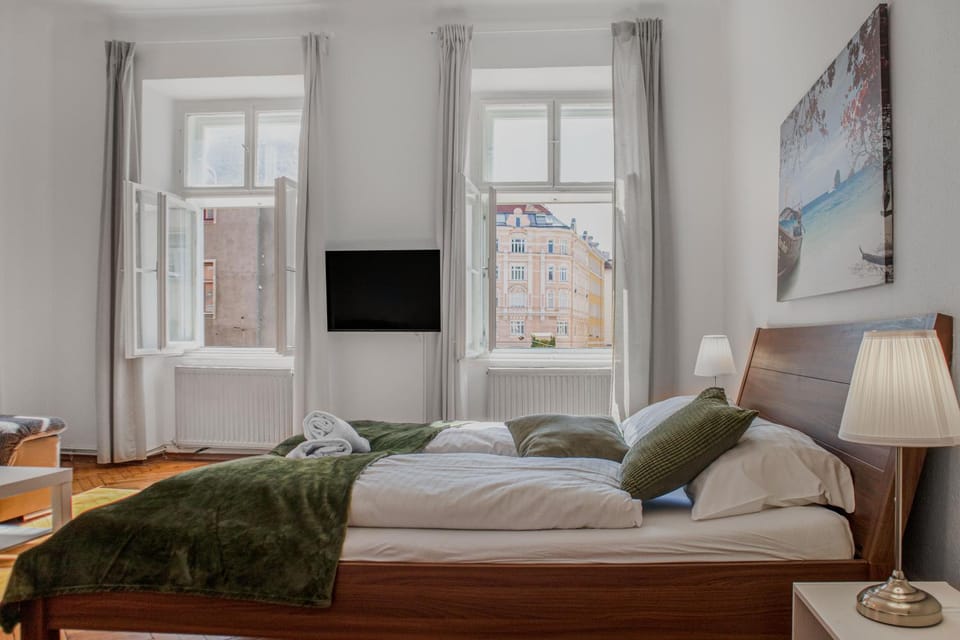 Bed, TV and multimedia, Bedroom