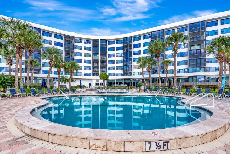Harbor Towers – Bayfront Luxury with Pool & Tennis Apartment in Siesta Beach