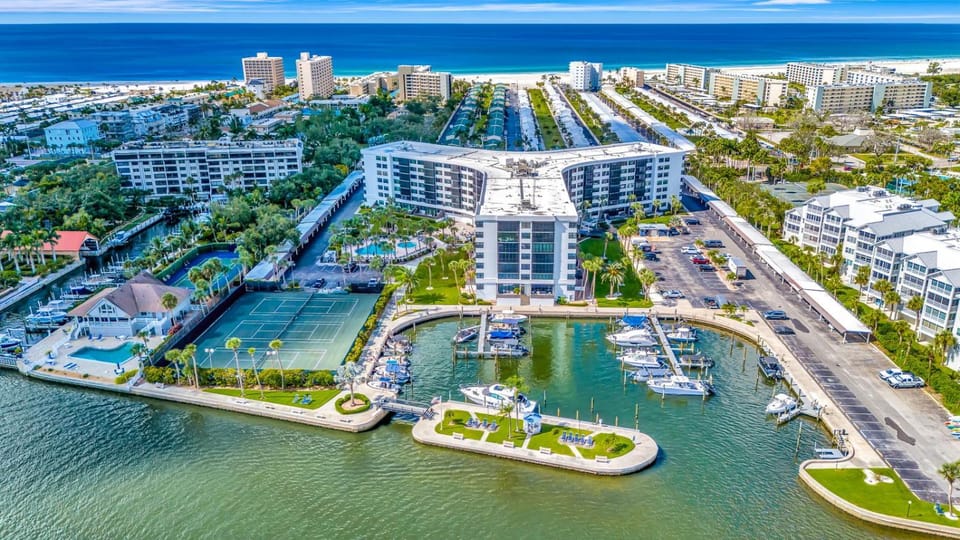 Harbor Towers – Bayfront Luxury with Pool & Tennis Apartment in Siesta Beach