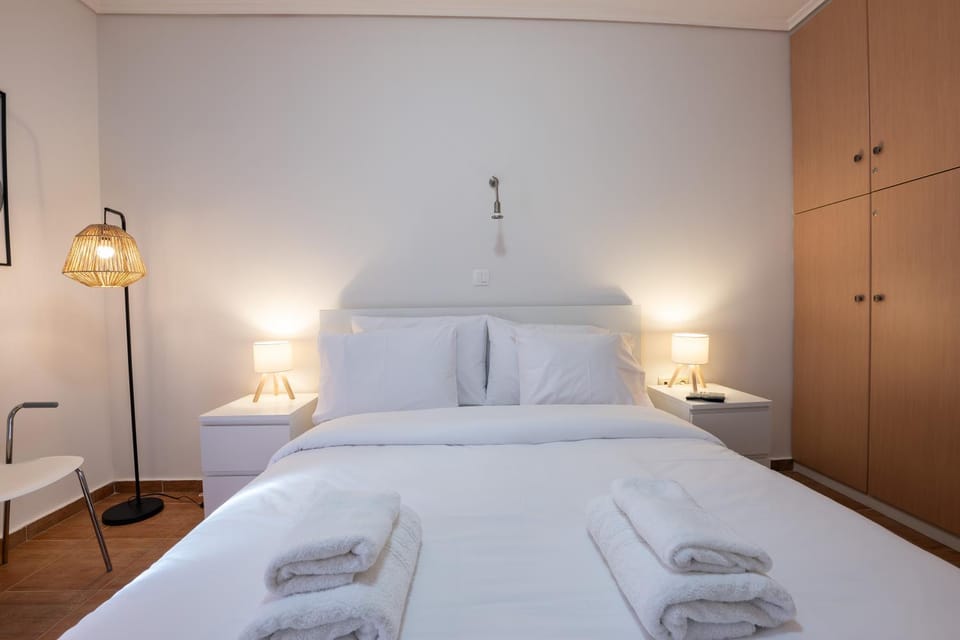 Bed, Bedroom, towels, wardrobe