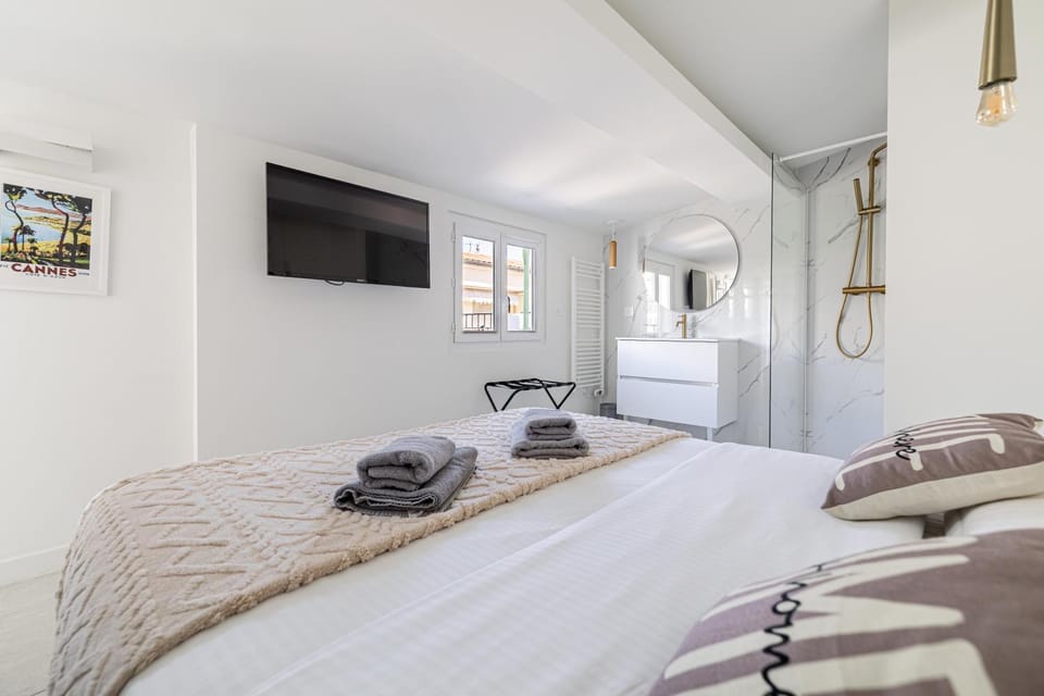 Bed, Photo of the whole room, Bedroom, towels