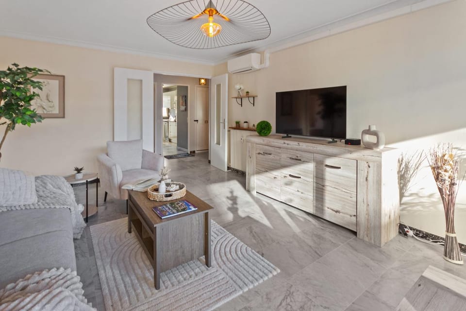 La Plage - Spacious - Sea View - Parking - AC - Pool Apartment in Antibes