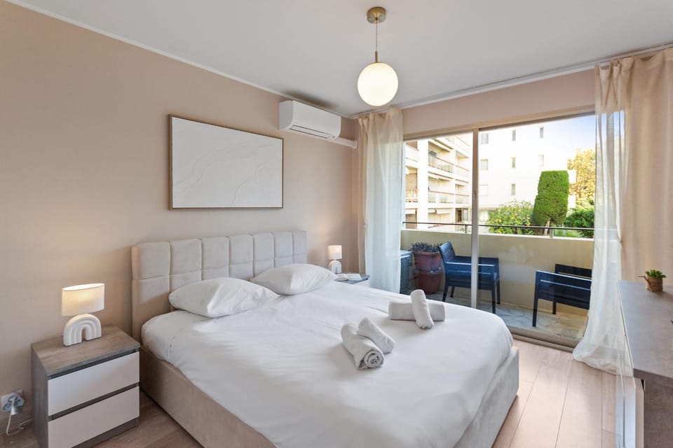 La Plage - Spacious - Sea View - Parking - AC - Pool Apartment in Antibes
